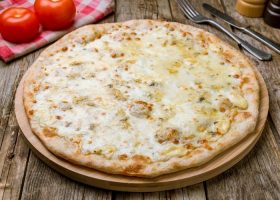 طريقة عمل البيتزا بالجبنة البيضا