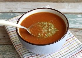 طريقة عمل شوربة الفريكة مع صلصة الطماطم الحارة