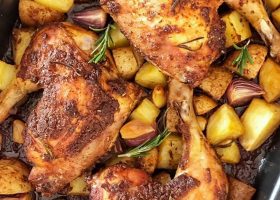 طريقة عمل الدجاج المشوي بالبصل والبطاطس