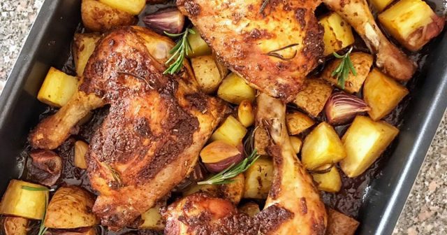 طريقة عمل الدجاج المشوي بالبصل والبطاطس