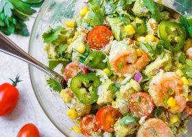 طريقة عمل سلطة الأفوكادو بالروبيان والذرة