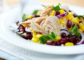 طريقة عمل سلطة التونة والفاصوليا الحمراء