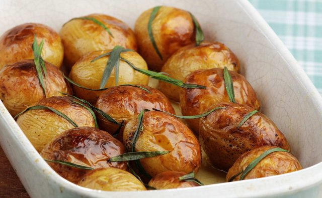 طريقة عمل البطاطس المشوية بالطرخون