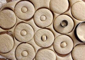 طريقة عمل عجينة الدوناتس