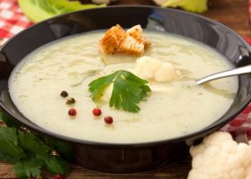 طريقة عمل حساء القرنبيط الكريمى بالكافيار