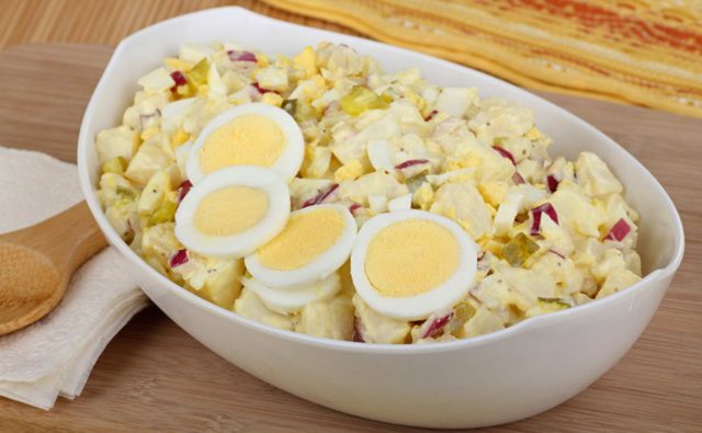 طريقة عمل سلطة البطاطس بالبيض