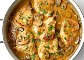 صدور الدجاج بصلصة الفطر والكريمة