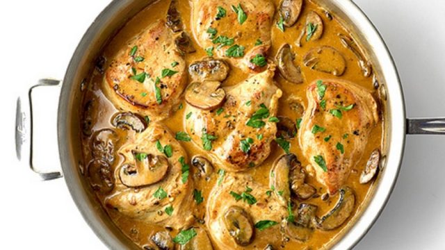 صدور الدجاج بصلصة الفطر والكريمة