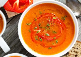 طريقة عمل شوربة الفلفل الأحمر المشوي بالتوابل الحارة