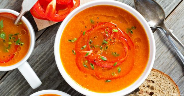 شوربة الفلفل الأحمر المشوي بالتوابل الحارة