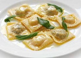 طريقة عمل رافيولي بحشوة السبانخ والجبن