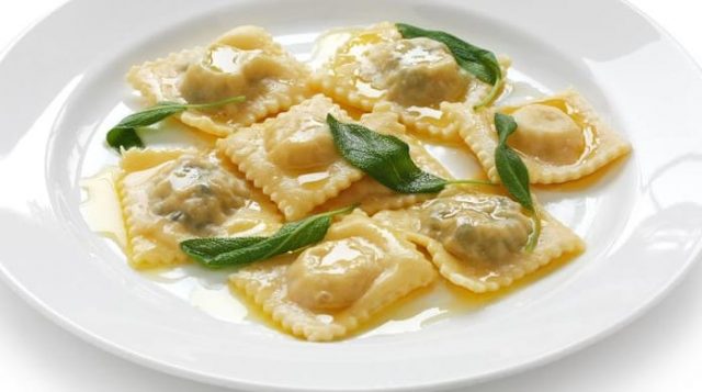 طريقة عمل رافيولي بحشوة السبانخ والجبن