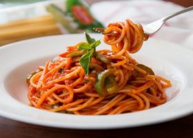 طريقة عمل مكرونة حمراء بالخضار