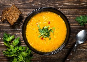 طريقة عمل شوربة العدس بالكينوا