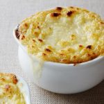 طريقة عمل شوربة البصل الحارة بالجبن