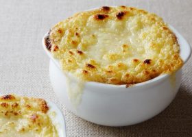 طريقة عمل شوربة البصل الحارة بالجبن