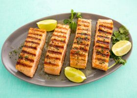 طريقة عمل سمك مشوى بالليمون والكزبرة