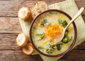 طريقة عمل شوربة البروكلى الحارة بالجبن الشيدر