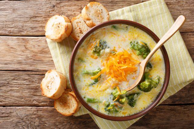 طريقة عمل شوربة البروكلى الحارة بالجبن الشيدر