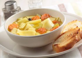 طريقة عمل شوربة البطاطس والجزر