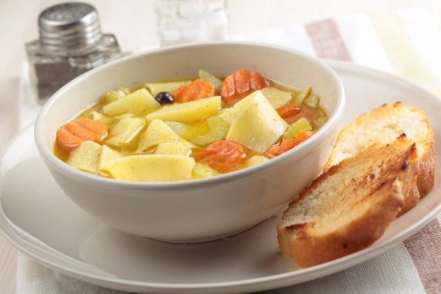 طريقة عمل شوربة البطاطس والجزر