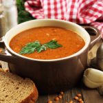 طريقة عمل شوربة العدس الحارة بالطماطم