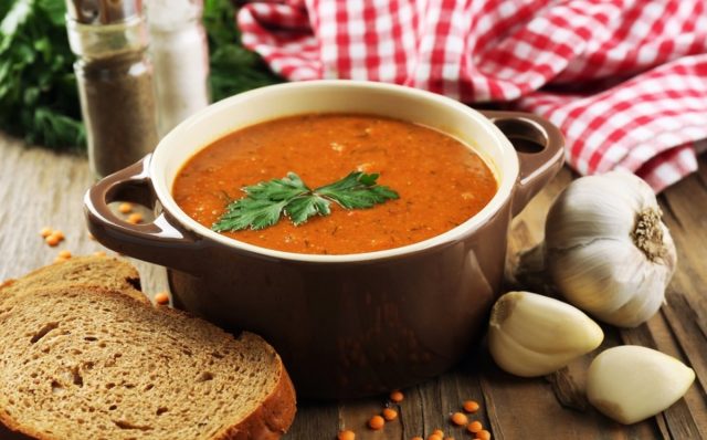 طريقة عمل شوربة العدس الحارة بالطماطم