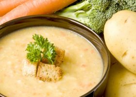 طريقة عمل شوربة البطاطس بالجزر الكريمى