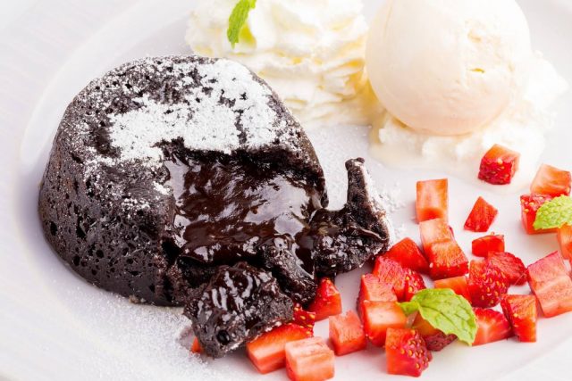 طريقة عمل مولتن كيك في 15 دقيقة