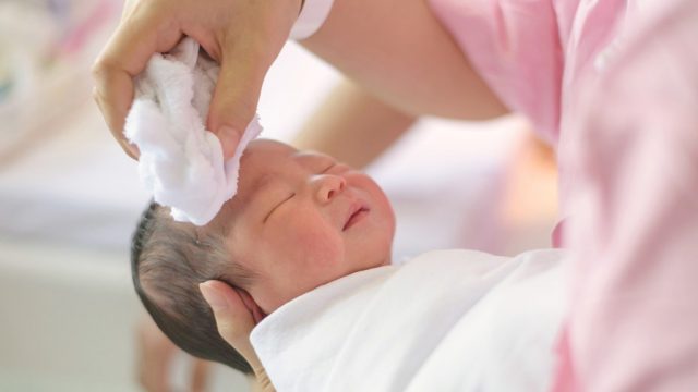 كيفية العناية بطفل حديث الولادة