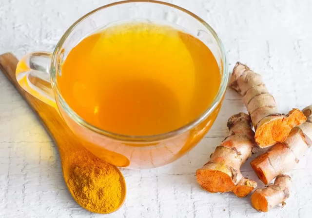 طريقة عمل شاي الكركم والزنجبيل