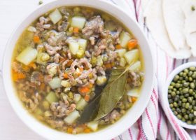 طريقة عمل شوربة البطاطس و البسلة باللحم المفرومة