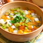 طريقة عمل شوربة الدجاج بالجزر
