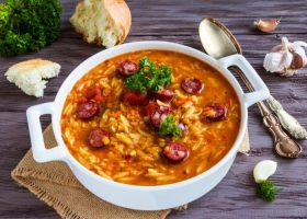 طريقة عمل شوربة السجق بالخضروات