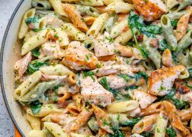 طريقة عمل مكرونة بيني بالسلمون