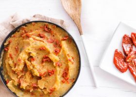 طريقة عمل بطاطس مهروسة بالطماطم