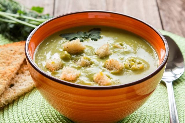 طريقة عمل شوربة البطاطس بالكريمة والسجق الإيطالي