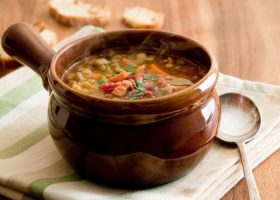 طريقة عمل شوربة العدس بالسجق