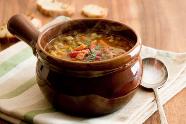 طريقة عمل شوربة العدس بالسجق