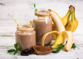 طريقة عمل  سموثي الموز بالكاكاو