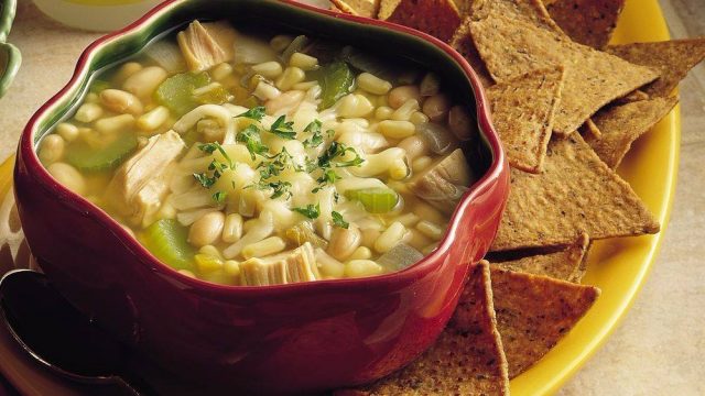 طريقة عمل شوربة ديك رومي بالفاصوليا والكرفس