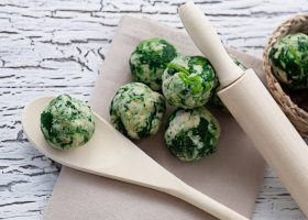 طريقة عمل كرات السبانخ بالجبن