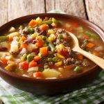 طريقة عمل شوربة اللحم المفروم بالخضروات