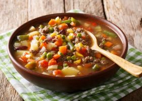 طريقة عمل شوربة اللحم المفروم بالخضروات