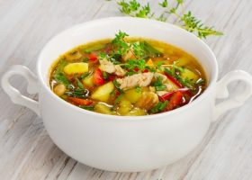 طريقة عمل شوربة خضار بالحمص