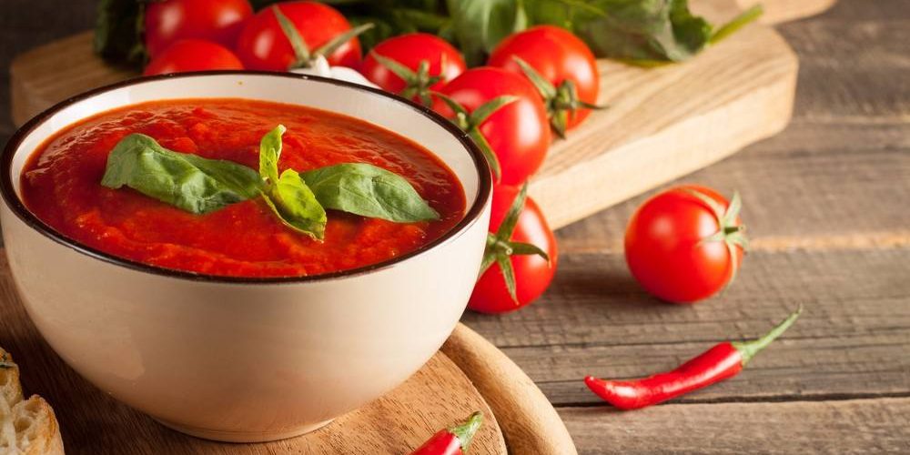 طريقة عمل شوربة الطماطم بالكريمة والريحان