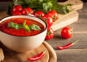 طريقة عمل شوربة الطماطم بالكريمة والريحان