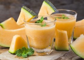 طريقة عمل عصير الشمام باللوز