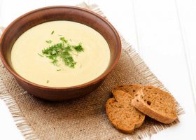 طريقة عمل شوربة الشوفان البيضاء بالدجاج