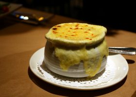 طريقة عمل شوربة البصل بالجبن